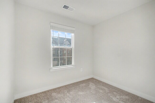 Foto del edificio - **Special Move-in Offer**  $500 off of the first month's rent.  Exceptional 3-Level Corner Unit T...