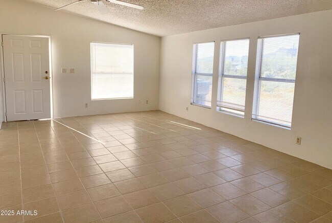 Foto del edificio - 1225 N San Marcos Dr