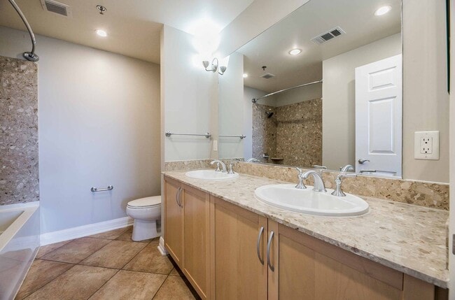 Foto del edificio - GORGEOUS DOWNTOWN HIGHRISE CONDO FOR LEASE!