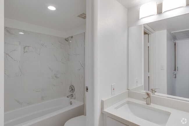 1BR, 1BA - 580SF - Bathroom - Pebble Creek