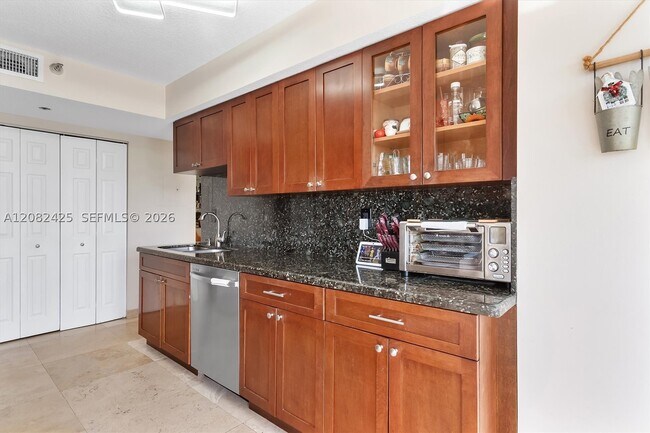 Building Photo - 3500 Mystic Pointe Dr