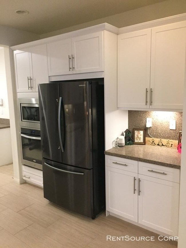 Building Photo - 6 bedroom in Palmdale CA 93551