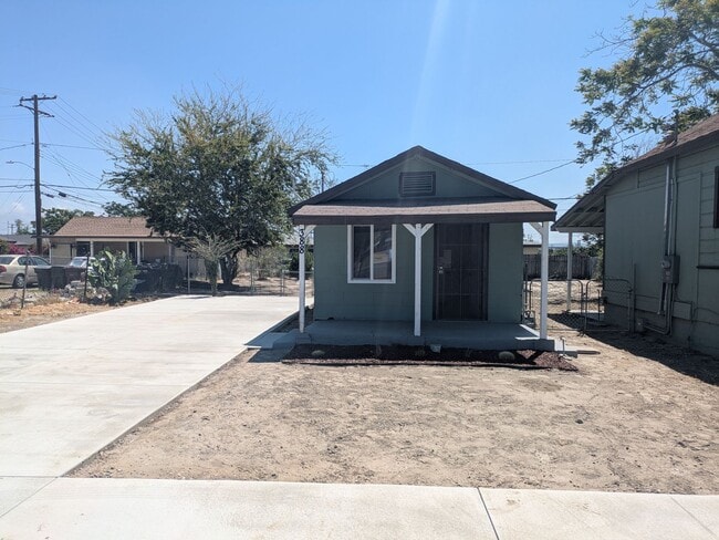 Building Photo - Cozy 1-Bed Home – Fenced Yard, Washer Hook...
