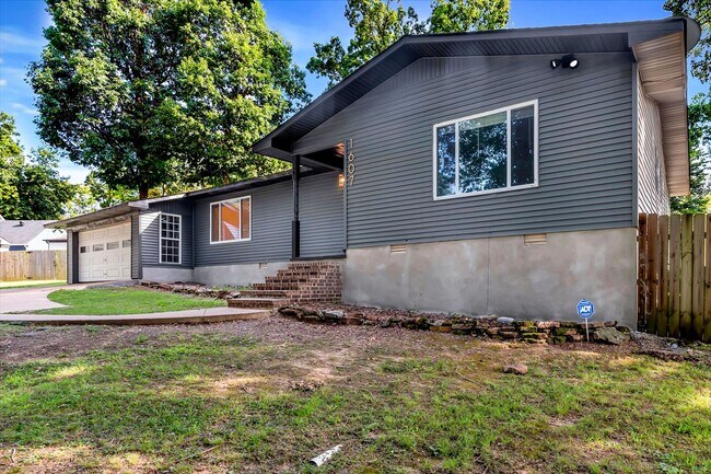 Foto del edificio - 4BR/3BA Updated Home – Quiet Cove + Fenced Yard!