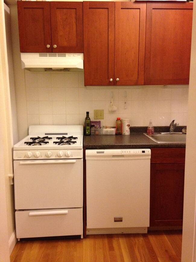 Building Photo - Beautifully renovated 1 bed steps from the...