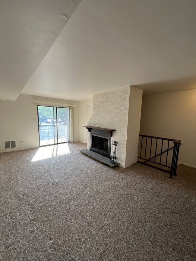 Building Photo - Renovated 1 BD, 1 BA Apartment in Mt Joy!