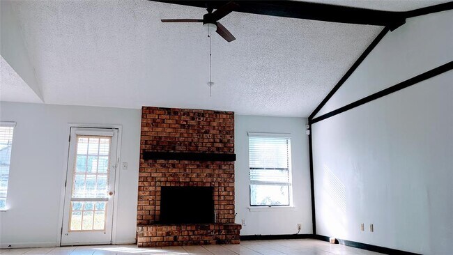 Building Photo - 211 Valley Dr