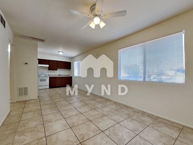 Building Photo - 1702 E Cambridge Ave