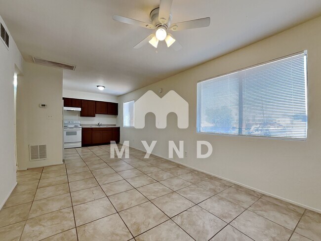 Foto del edificio - 1702 E Cambridge Ave