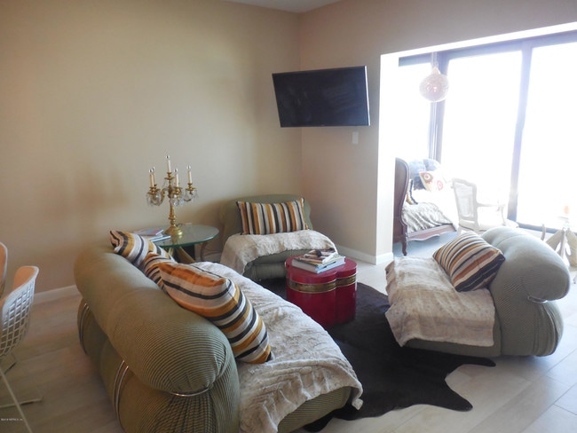 Building Photo - 829 1st St S