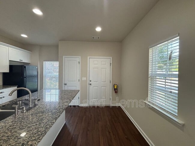 Foto del edificio - 404 Joiner Cir