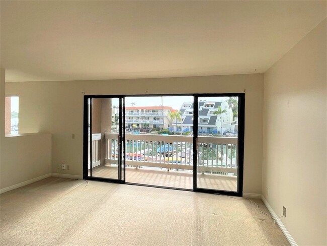 Foto del edificio - A 2 bedroom, end-unit, with water views......