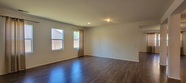 Building Photo - Gorgeous Single Story Home