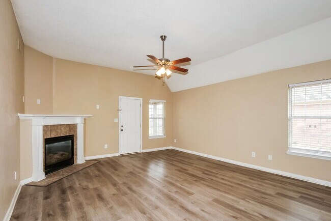 Foto del edificio - 8929 Bent Grass Loop E