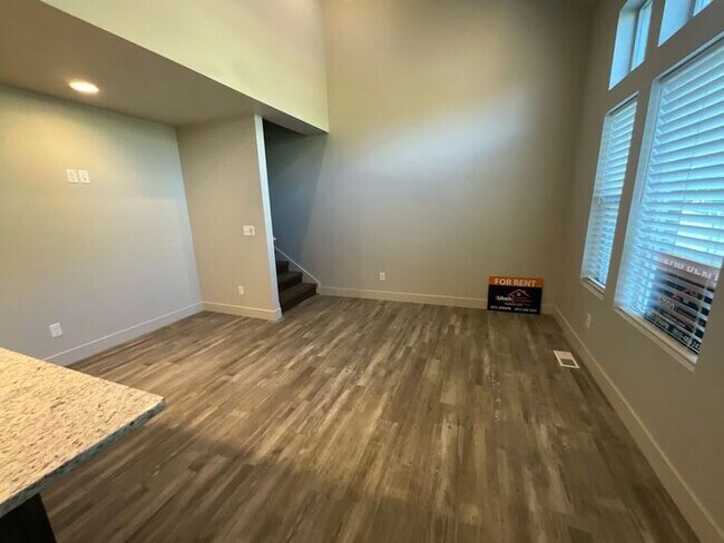 Foto del edificio - 2 bedroom 2 1/2 bath Townhouse 2 car garage.