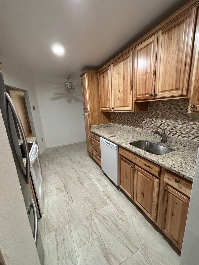 Building Photo - 179 Amberly Dr