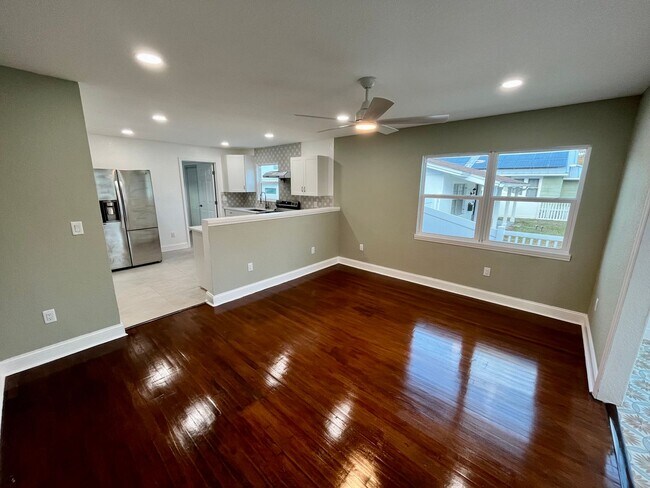 Building Photo - Beautifully remodeled 2/1 home in the hear...