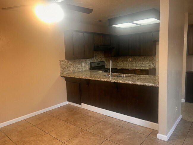 Building Photo - Cute home for rent in Visalia!