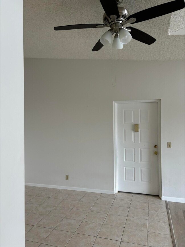 Building Photo - 207 Foxtail Dr