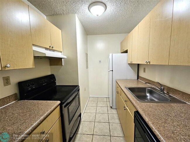 Foto del edificio - 1215 Benoist Farms Rd