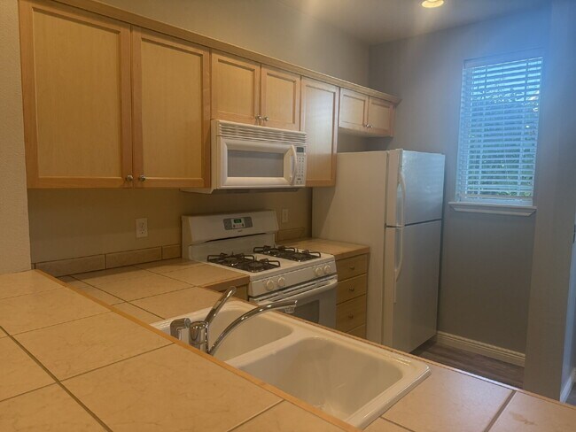 Building Photo - 2 Bedroom 3 bath Townhome Available for Im...