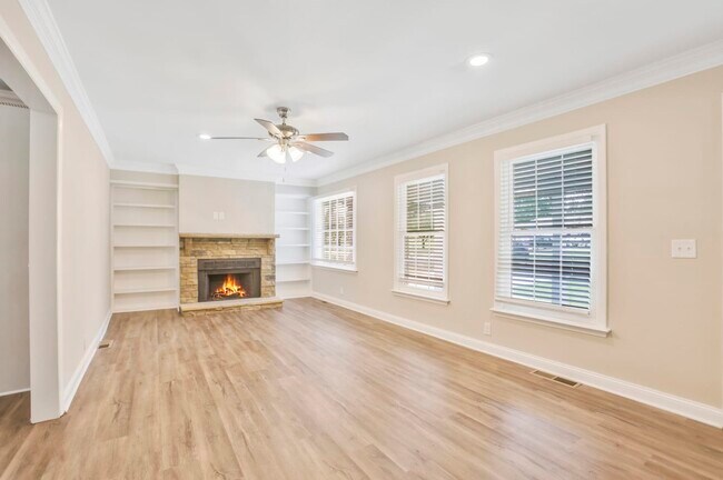 Building Photo - 7216 Pinecrest Dr