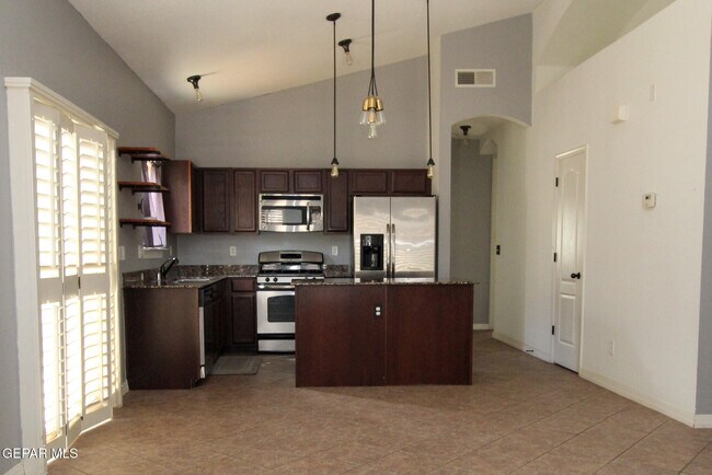 Foto del edificio - 2209 Honour Point Pl