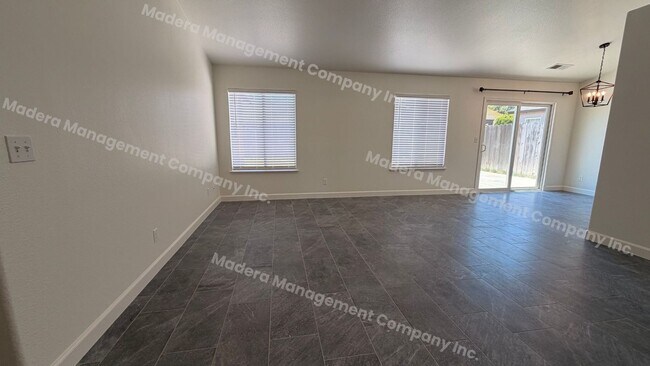 Foto del edificio - 4 Bed/ 2 Bath Available Now!