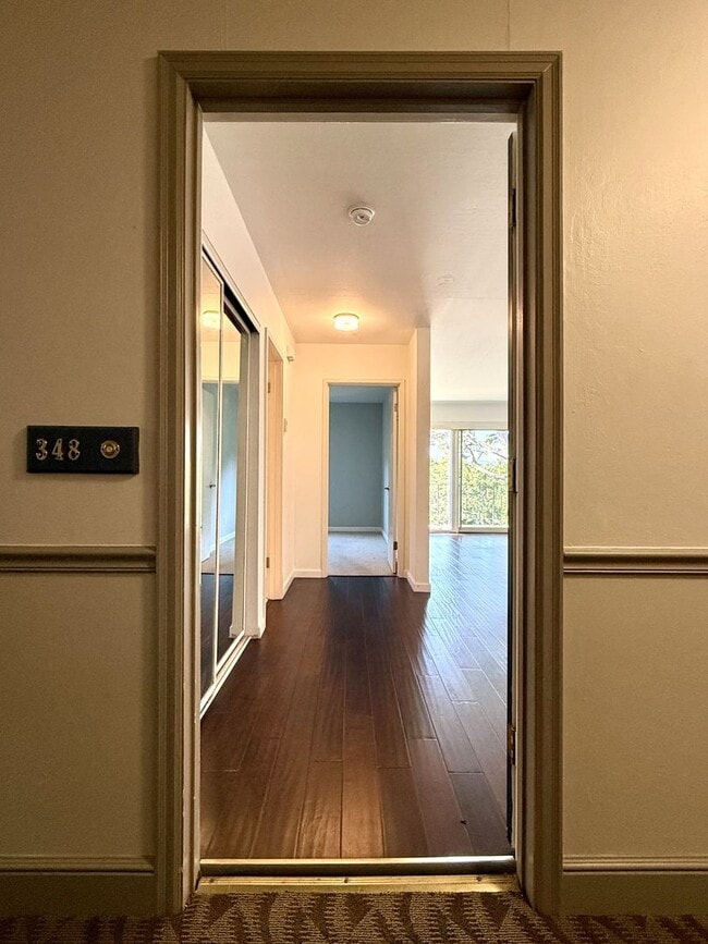 Foto del edificio - Top Floor Corner Unit Condo With Amazing V...