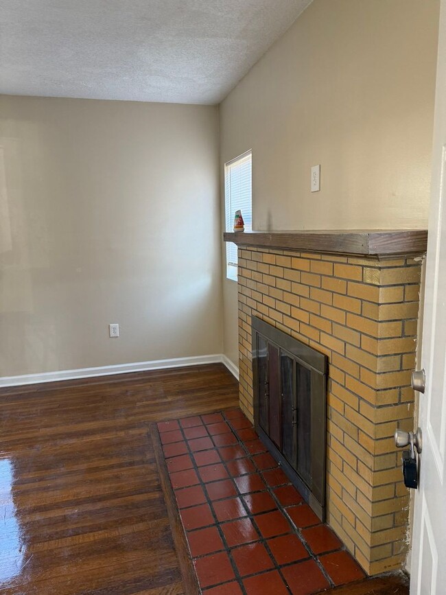 Building Photo - $350 off first month rent! Newly Available...