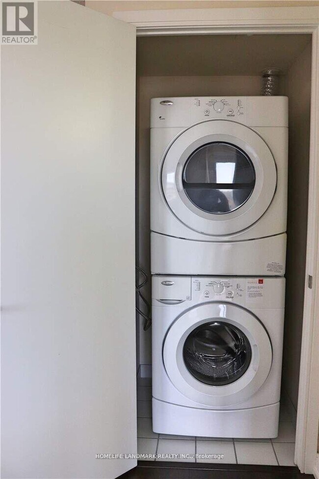 Photo du bâtiment - 181 Village Green Square