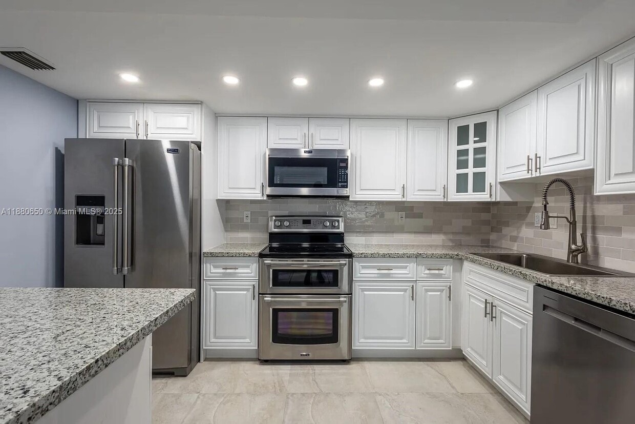 Foto principal - 20350 W Country Club Dr