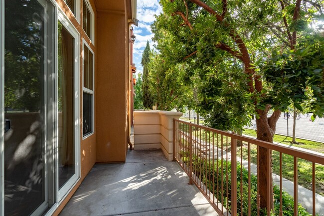 Foto del edificio - EXQUISITELY LOCATED TOWNHOME PRIVATE SETTING | MANY UPGRADES