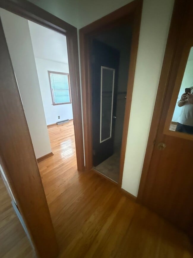 Building Photo - Quaint 1 bedroom/bath with private parking