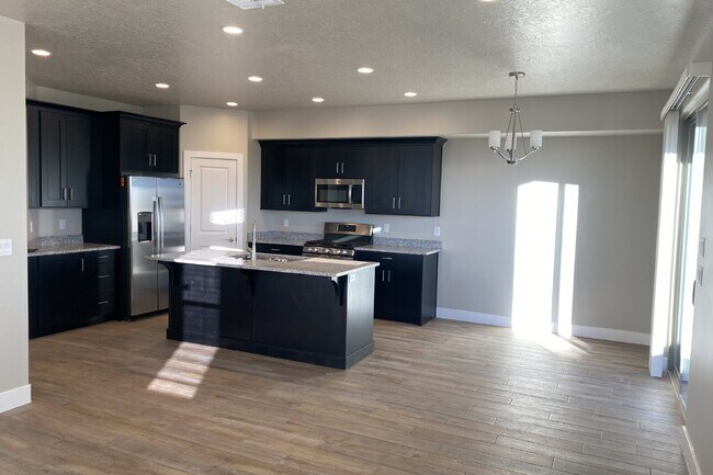 Foto del edificio - "Spacious 4-Bed Townhouse Oasis with 2.5 Baths in Scenic Hurricane, UT!"
