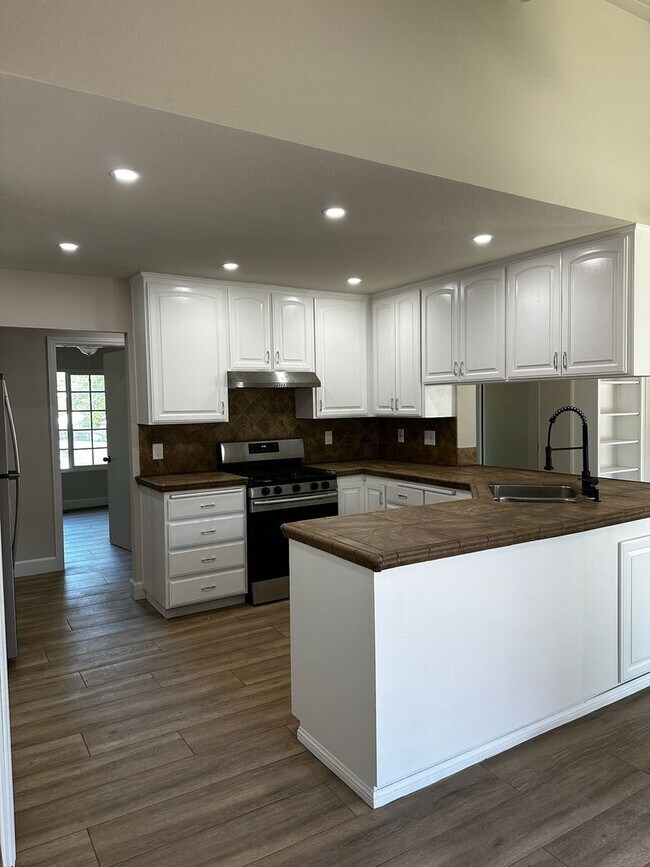 Building Photo - Amazing 5-Bedroom Ranch Style Home w/ 3-Ca...