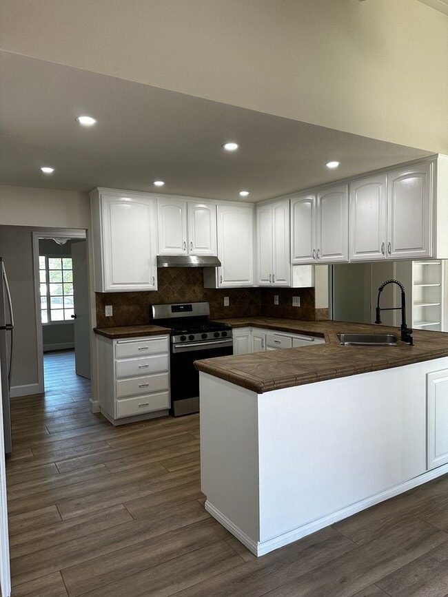 Foto del edificio - Amazing 5-Bedroom Ranch Style Home w/ 3-Ca...