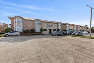 Building Photo - 4800 Pontchartrain Dr