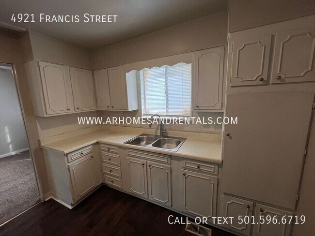Foto del edificio - 4921 Francis St