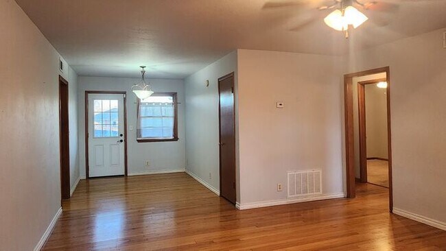 Building Photo - 3 Bed 1 Bath 1 Car in Biltmore Estates Add...