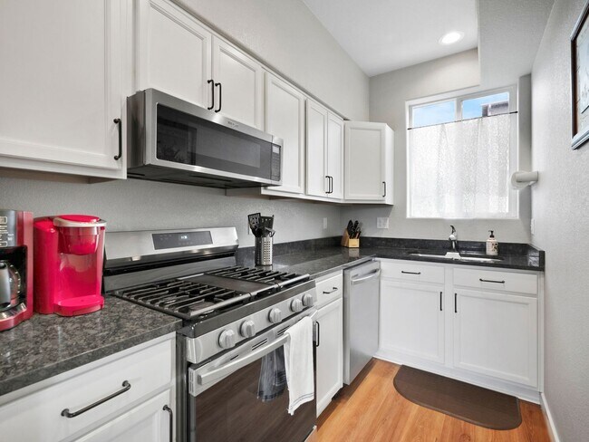 Building Photo - 3 Bedroom Townhome in Woodland Park