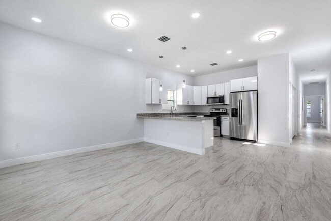 Building Photo - 2831 Saranac Ave