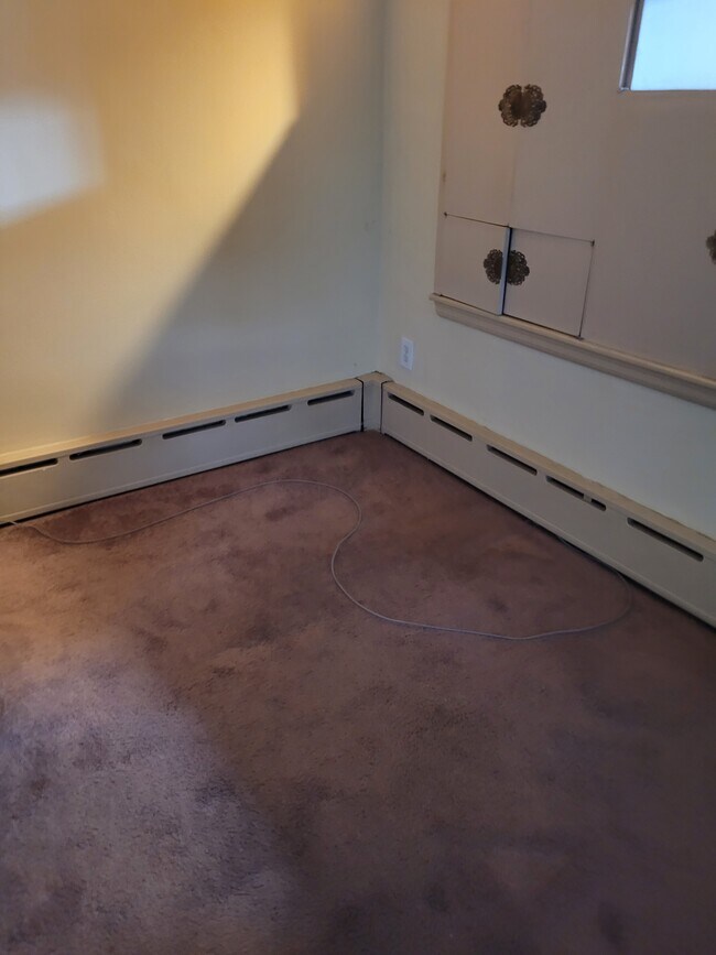 Oficina preparada para computadoras con el área al otro lado de la estantería para escritorio/hacer videos - 1413 Darby Rd