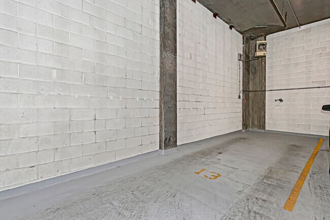 Building Photo - 744 N Clark St
