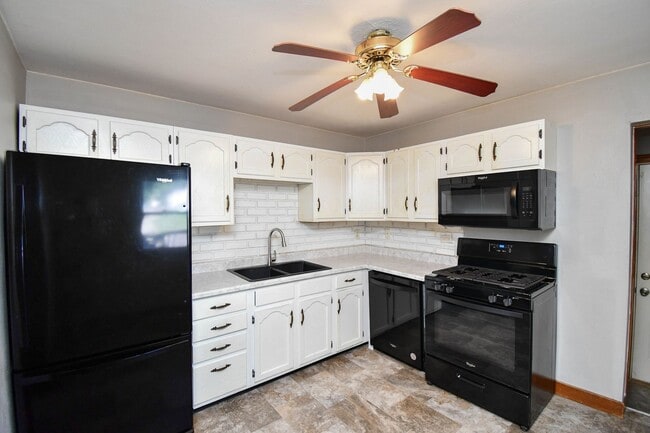 Building Photo - Charming 3-Bedroom Single Family Home – Pet Friendly!