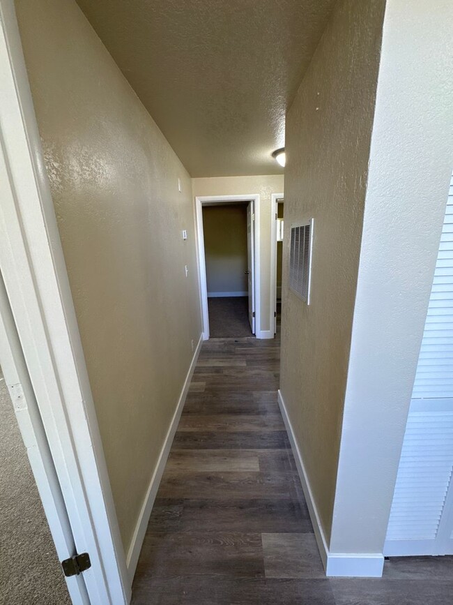 Building Photo - 609 N 200 W