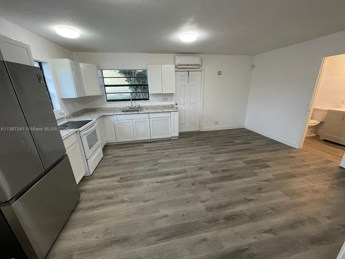 4300 SW 28th St Unit REAR, West Park, FL 33023 Room for Rent in West