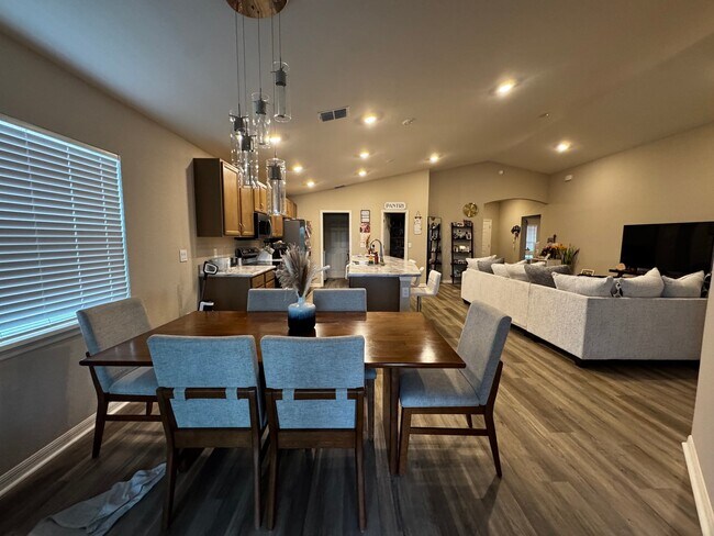 Foto del edificio - 1391 Mountain Flower Ln