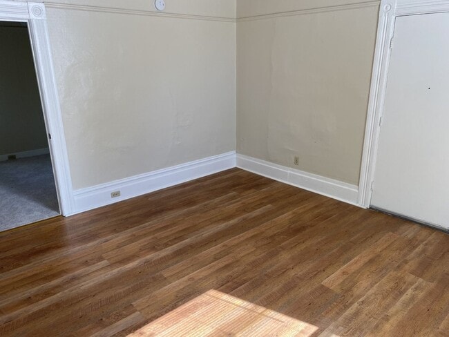 Building Photo - Charming 1-Bedroom, 1-Bathroom Ground Floor Apartment