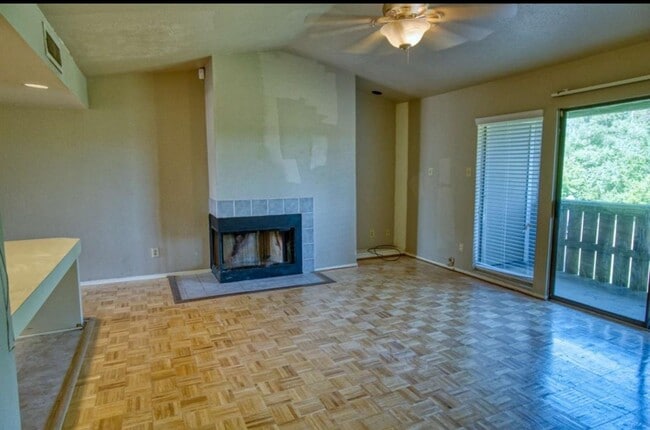 Building Photo - 4444 Victory Dr
